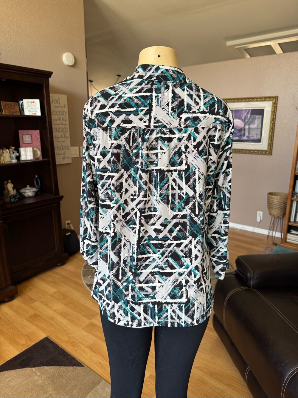 Alfani blue, black & white geometric abstract V-neck blouse-size 0X - Picture 9 of 10